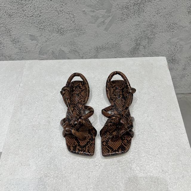 工厂P价P 顶级高端版本 代购品质 原版开发 Bottega Venetass新品爆款夏季方头蟒蛇纹印花皮革平底凉鞋。Bv新款抢手大编织爆款，Ins&小红书巨多