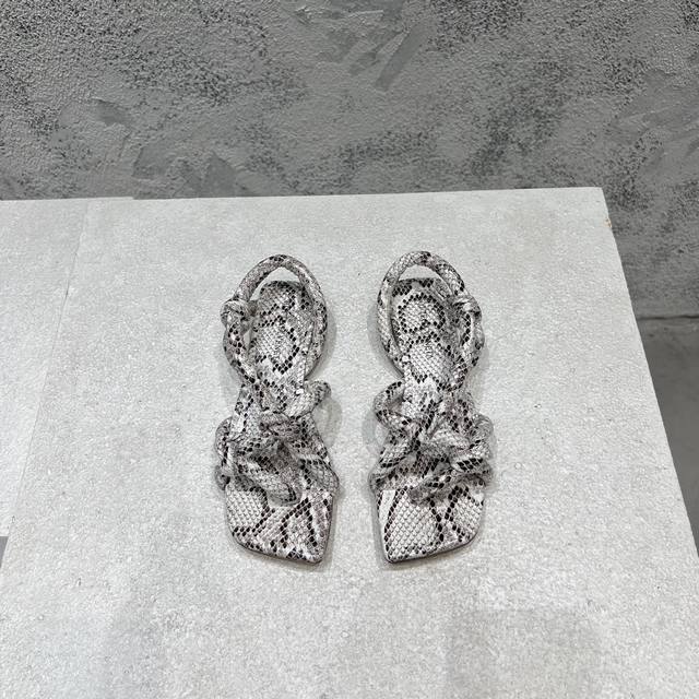 工厂P价P 顶级高端版本 代购品质 原版开发 Bottega Venet*Ss新品爆款夏季方头蟒蛇纹印花皮革平底凉鞋。Bv新款抢手大编织爆款，Ins&小红书巨多