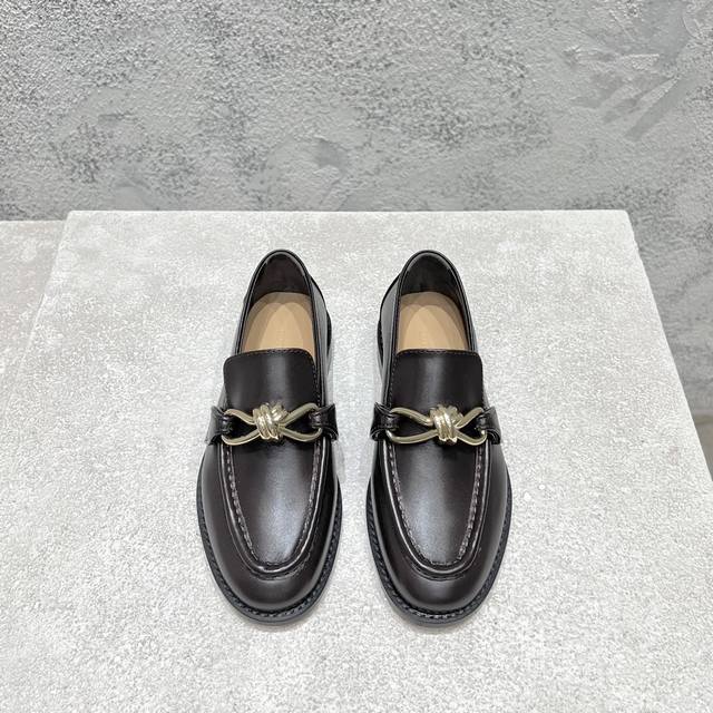 工厂P价P 男款+10 顶级高端版本 代购品质 原版开发 Bottega Veneta2025Ss新品爆款夏季Astaire情侣款鎏金扣乐福鞋。Bv新款鎏金金属