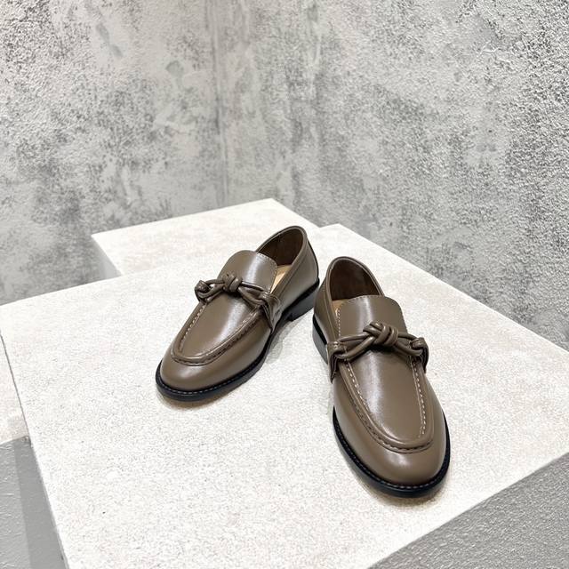 工厂P价P 男款+10 顶级高端版本 代购品质 原版开发 Bottega Veneta2025Ss新品爆款夏季Astaire情侣款真皮扣乐福鞋。Bv新款真皮质感