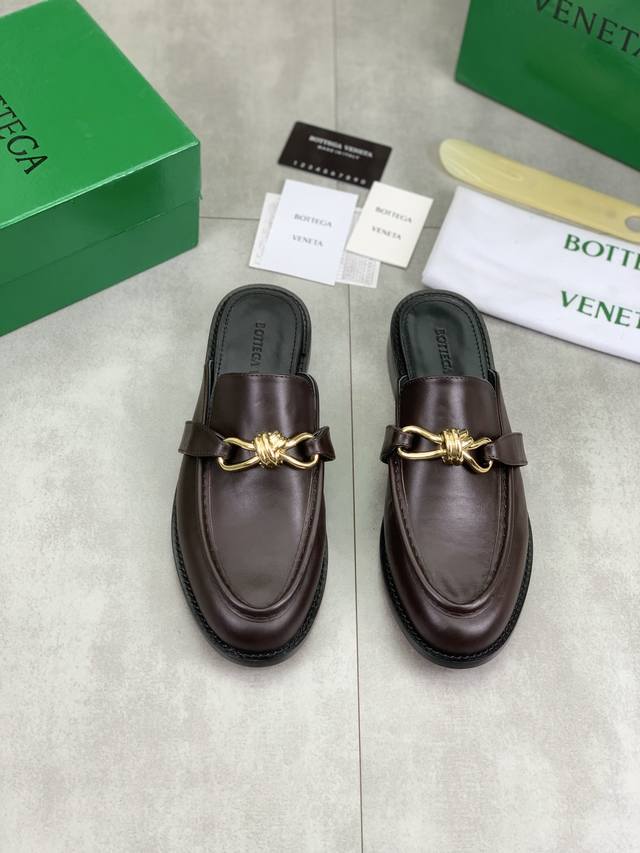工厂P价P 男款+10 顶级高端版本 代购品质 原版开发 Bottega Veneta2025Ss新品爆款夏季Astaire情侣款半拖鞋。Bv新款鎏金金属质感纽