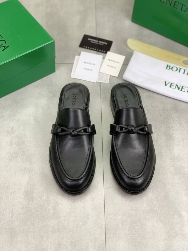 工厂P价P 男款+10 顶级高端版本 代购品质 原版开发 Bottega Veneta2025Ss新品爆款夏季Astaire情侣款半拖鞋。Bv新款真皮质感纽结抢