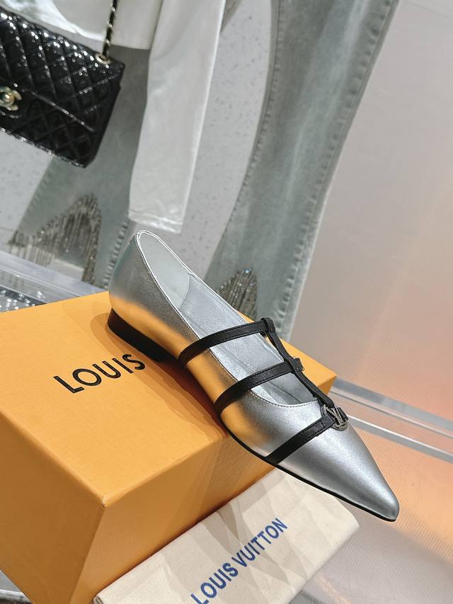 驴牌新品3D老花玛丽珍鞋 第一眼看上就被种草了 满满的法式复古风 上脚也很时髦 而且百搭 日常通勤 休闲聚会场合都能穿 面料采用进口小牛皮 内里垫脚均为羊皮 意