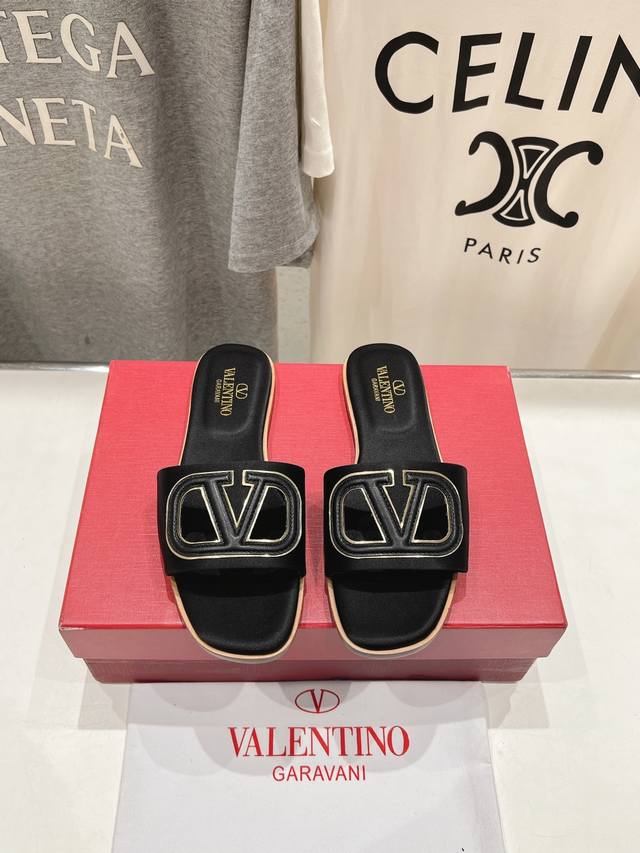 高版本出厂 ～New～顶级制作 Valentino* 华伦天奴25Ss春夏官方同步走秀款拖鞋 创新与经典巧妙的结合在一起，其经典带领着每年时尚，每一款鞋子都是百