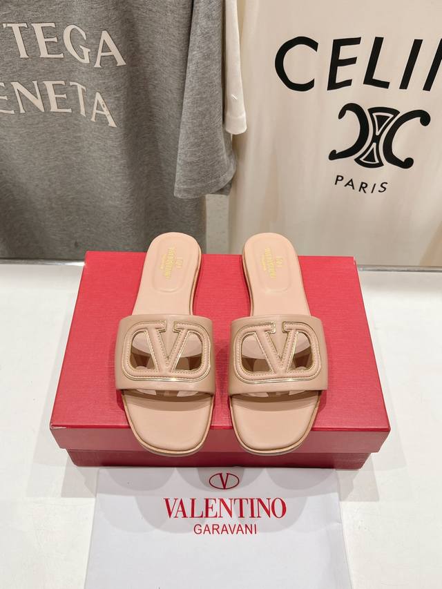 高版本出厂 ～New～顶级制作 Valentino* 华伦天奴25Ss春夏官方同步走秀款拖鞋 创新与经典巧妙的结合在一起，其经典带领着每年时尚，每一款鞋子都是百