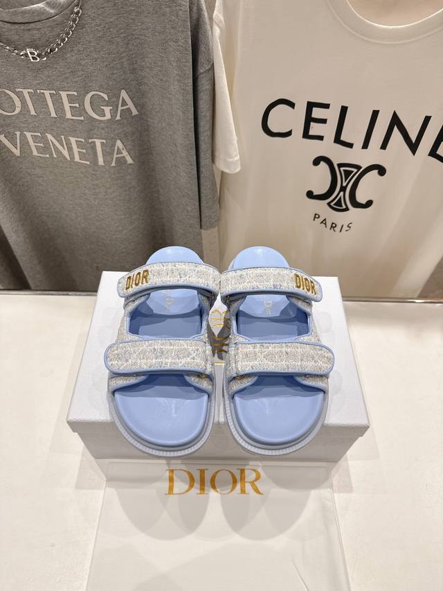 高版本出厂 高品质 Dior*迪奥D家2025Ss春夏新款平底魔术贴拖鞋～ 经典版型 搭配贴合脚型的内底，采用格外轻盈、舒适的皮革制作。鞋面饰带采用魔术贴开合，