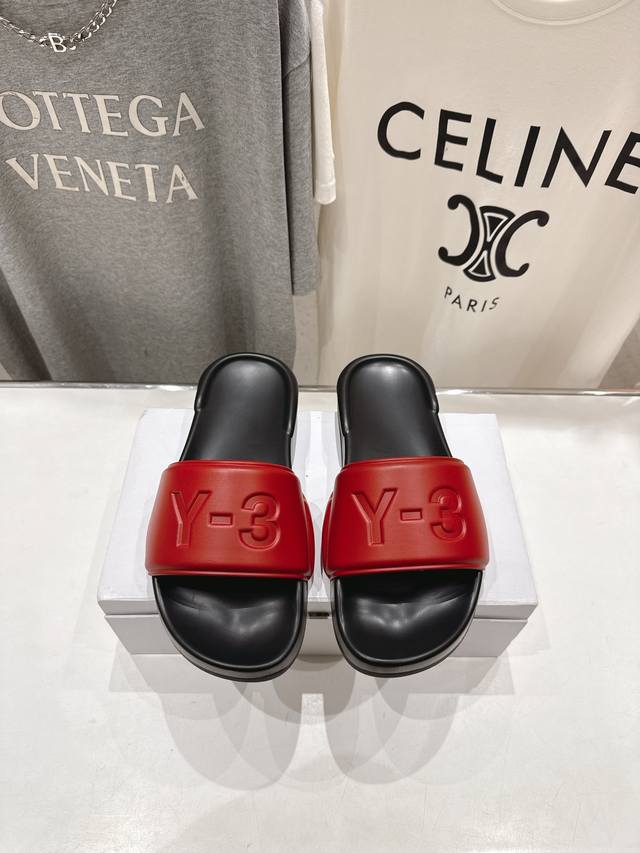 高版本出厂 Y-3新款平底沙滩面包拖鞋，简直是今年时尚圈的王炸 而且！！这拖鞋简直是显白界的扛把子，黑色低调奢华，绿色生机盎然，嫩绿色清新俏皮，酒红色复古迷人，