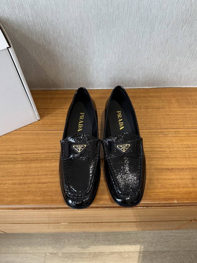顶级品质 Prada Ss25 New Arrival～ 普拉达春夏系列新款平底乐福鞋 P家2025春夏最好穿的乐福鞋，没有之一 鞋型秀气大方，三角标加持，高级