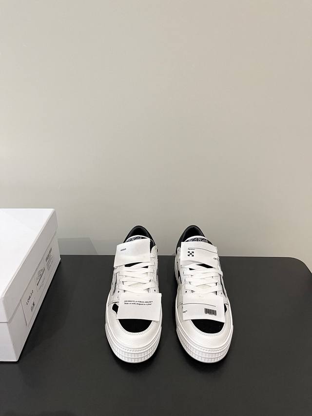 顶级版本 Off-White 早春新款 Off-White是这几年流行的时尚潮流 原数据打造的一双见一眼就想拥有的美鞋 鞋面:头层牛皮 内里:牛皮 大底:橡胶底
