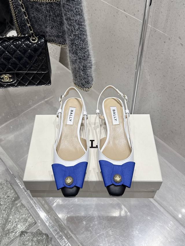 顶级版本 Bally 2025春夏新款时尚织带蝴蝶结扣饰粗跟平底拖鞋凉鞋单鞋系列 款式新颖别致，采用方形头型设计 配以最新Bally 字母扣搭设计突出品牌标识，
