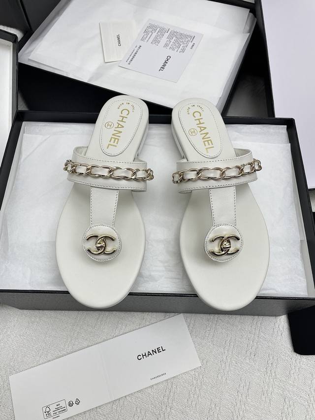 代购级Chanel 小香2025Ss春夏最新走秀时装 链条装饰 夹趾凉鞋 轻奢而不累脚、上脚可随意搭配春夏的服饰、更加彰显质感和品味、简约中带奢华的外观、哪怕只