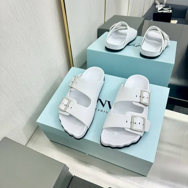 Balenciaga 巴黎世家Sunday Mule 情侣款五趾系列 巴黎世家的设计风格一直以来都是风格明显.暗黑.机车.夸张不走寻常路的 这双Demna早早上
