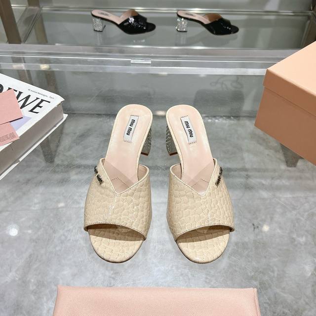 Miumiu2025Ss春夏新款跟鞋漆皮凉鞋拖鞋 顶级版本 Zp开发 原版拆卸 对版菱格纹 秒杀市面普通版本，Miumiu真的太少女啦！超级软糯 舒适度超高！