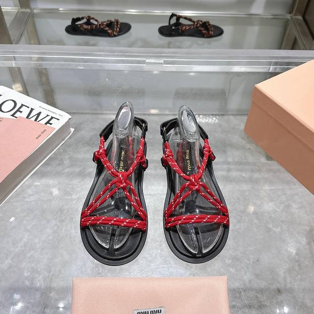 Miumiu*缪缪 25夏季新品，全球最火凉鞋， 出现在各大时装杂志封面 各路明星、小红书博主着用～搭配长裙 鞋面：牛皮 绳子 内里：羊皮内里 码数：35-41