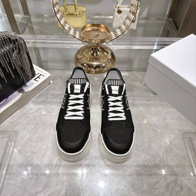 出厂价P 厚底330Dior迪奥新款松糕鞋厚底休闲鞋 购入开发 这款Dior Star运动鞋延续经久不衰的轮廓，采用牛皮革精心制作，所以上脚会特别的舒服哦 饰以