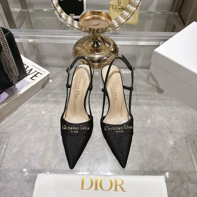 出厂单鞋 凉鞋34025Ss早春新款迪奥Dior Paris 高跟鞋Cd珍珠扣单鞋后空凉鞋 这款 Dior Paris 露跟高跟鞋是25年春夏成衣系列新品，重新