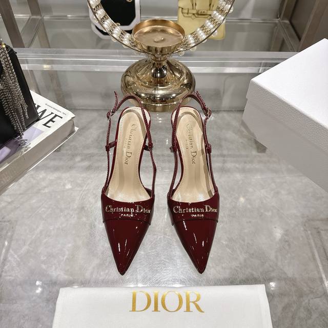 出厂单鞋 凉鞋34025Ss早春新款迪奥Dior Paris 高跟鞋Cd珍珠扣单鞋后空凉鞋 这款 Dior Paris 露跟高跟鞋是25年春夏成衣系列新品，重新