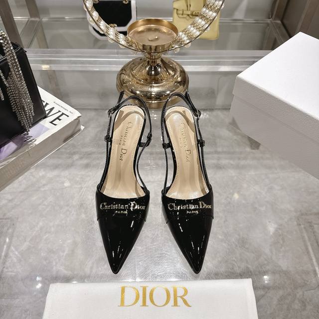 出厂单鞋 凉鞋34025Ss早春新款迪奥Dior Paris 高跟鞋Cd珍珠扣单鞋后空凉鞋 这款 Dior Paris 露跟高跟鞋是25年春夏成衣系列新品，重新