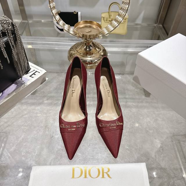 出厂单鞋 凉鞋34025Ss早春新款迪奥Dior Paris 高跟鞋Cd珍珠扣单鞋后空凉鞋 这款 Dior Paris 露跟高跟鞋是25年春夏成衣系列新品，重新