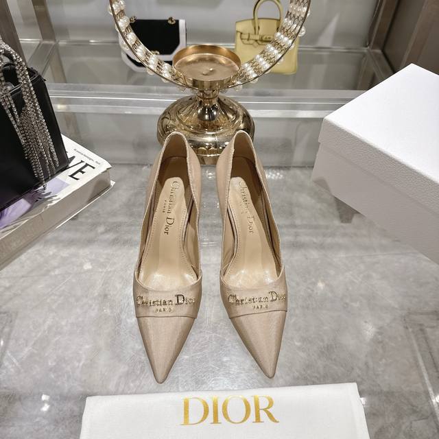出厂单鞋 凉鞋34025Ss早春新款迪奥Dior Paris 高跟鞋Cd珍珠扣单鞋后空凉鞋 这款 Dior Paris 露跟高跟鞋是25年春夏成衣系列新品，重新