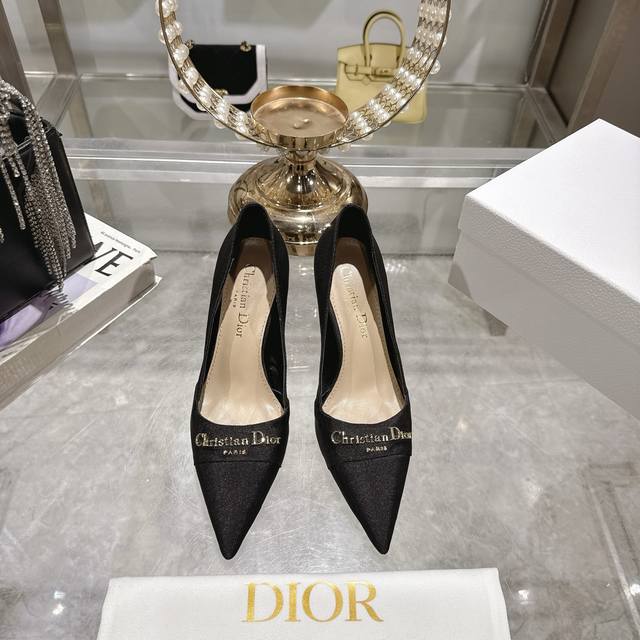 出厂单鞋 凉鞋34025Ss早春新款迪奥Dior Paris 高跟鞋Cd珍珠扣单鞋后空凉鞋 这款 Dior Paris 露跟高跟鞋是25年春夏成衣系列新品，重新