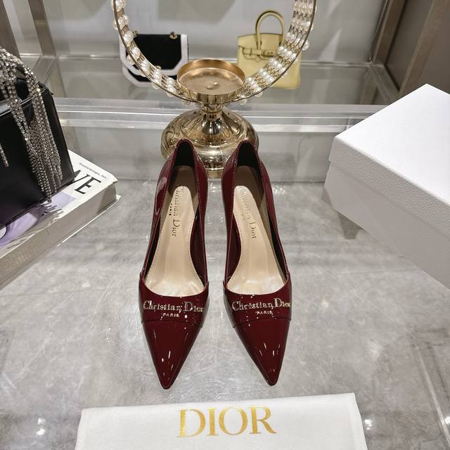 出厂单鞋 凉鞋34025Ss早春新款迪奥Dior Paris 高跟鞋Cd珍珠扣单鞋后空凉鞋 这款 Dior Paris 露跟高跟鞋是25年春夏成衣系列新品，重新