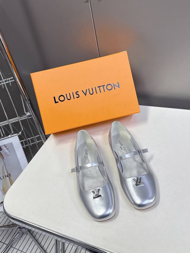 Louis Vuitton 路易威登春夏玛丽珍时装平底鞋 春夏秀场出镜率最高的一款单品 超多名模上脚 简约大方非常百搭 鞋面采用原版牛皮； 全皮包裸纯手工缝纫鞋