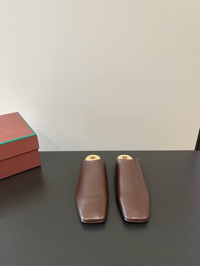 高品质 Loro Piana Lp 最新Logo简约半拖方头设计 高级的氛围感 不用多介绍自己看上脚 即有高级又百搭！ 鞋面：定制进口 真丝 牛皮 内里：订制绵