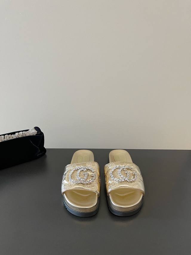 Gucci 古琦 最新捷克奥钻刺绣Logo一字带厚底凉拖 全进口牛皮面 新的配色面料加入很多元素显得十分精致 穿上秒变大长腿 专柜正品复刻 上脚可以说真的超级