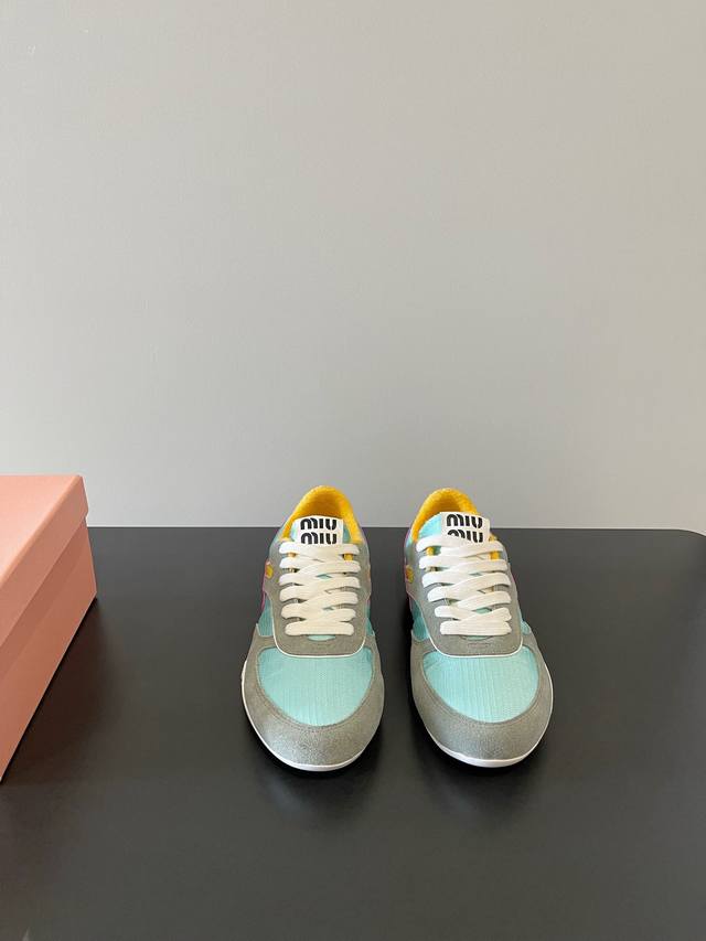 Miumiu 最新早春欧美复古时尚德训休闲运动鞋 原版顶级复刻 专柜同步发售 面料采用特供进口网布牛反皮拼接 整双鞋就是非常显质感 内里垫脚牛皮 进口原版大底