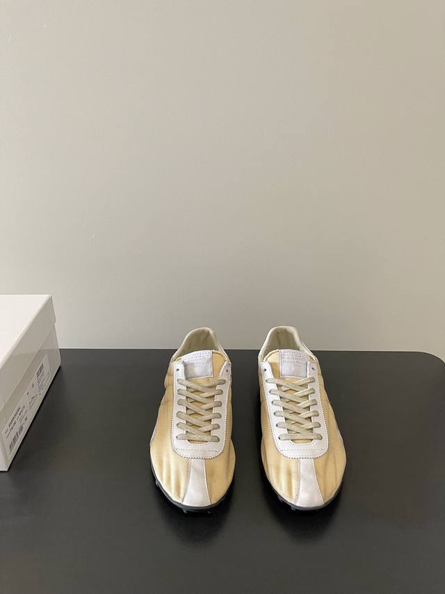 Maison Margiela Mm6最新德训复古做旧拼接防滑足球鞋底休闲鞋 Sprinters运动鞋轮廓采用做旧感尼龙与复古处理麂皮制成，灵感来源于复古跑鞋。