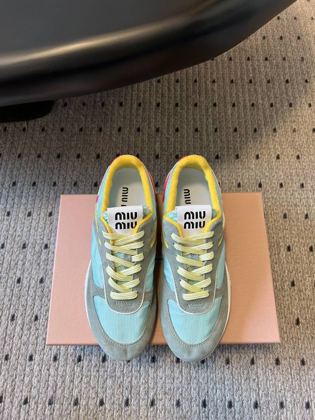 Miu Miu 25Ss 春夏新款走秀Miumiu 德训 休闲鞋 秀场工艺来自Miu Miu系列的细节特写 新季的潮流要素一 与此刻挚爱的概念，多元对撞，传达现