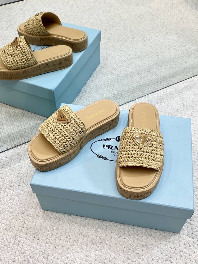 Prad* 24 夏日草编厚底拖鞋 夏日拖鞋不可缺少的一款 普拉达这款真的不输小香 好走好穿 草编的设计太适合夏天啦 旅游绝配 码数：35-40 40定制不退换