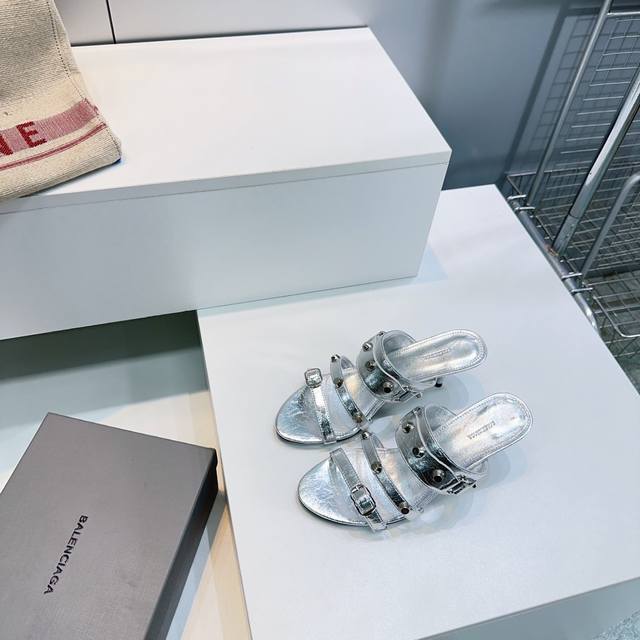 高品质出厂 ！顶级品质巴黎世家 Balenciaga 2025春夏新色经典金属铆钉高跟拖鞋！这双Cagole拖鞋鞋型是淑女拖鞋上面的铆钉又超级朋克街头简直太别致