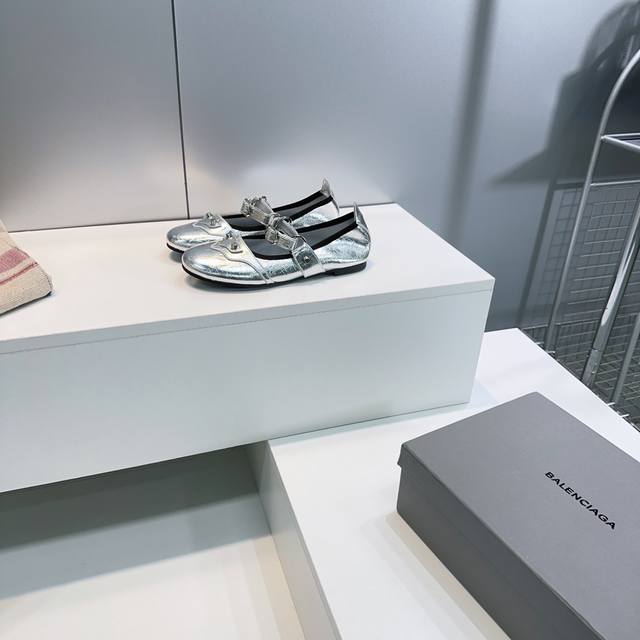 高品质出厂 ！顶级品质巴黎世家 Balenciaga 2025春夏新款金属铆钉圆头玛丽珍平底芭蕾舞鞋单鞋！这双Cagole凉鞋鞋型是淑女拖鞋上面的铆钉又超级朋克