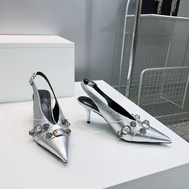 高品质出厂 ！顶级品质巴黎世家 Balenciaga 2025春夏新色经典金属铆钉高跟后空尖头凉鞋！这双Cagole凉鞋鞋型是淑女拖鞋上面的铆钉又超级朋克街头简