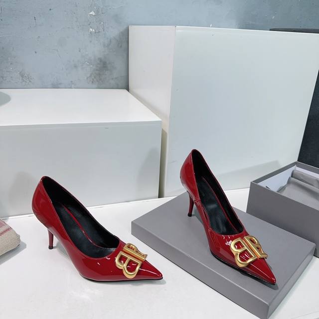 高品质出厂 ！Balenciaga巴黎世家 25春夏Bb漆皮尖头五金扣饰气质高跟鞋后空单鞋凉鞋 原版购入开发！经典巴黎世家独有的时尚魅力，上脚超有范！！秋冬搭配