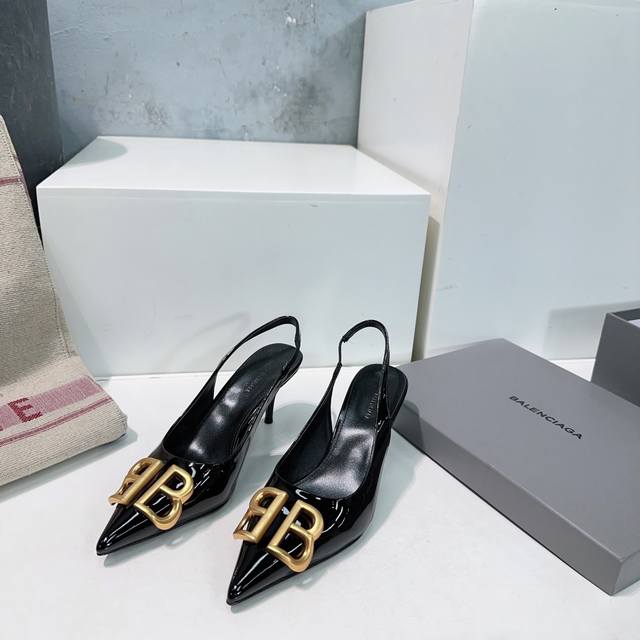 高品质出厂 ！Balenciaga巴黎世家 25春夏Bb漆皮尖头五金扣饰气质高跟鞋后空单鞋凉鞋 原版购入开发！经典巴黎世家独有的时尚魅力，上脚超有范！！秋冬搭配