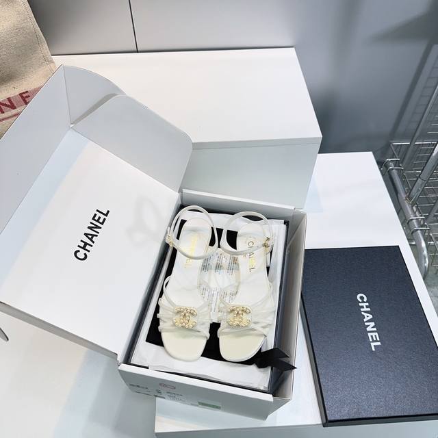 高品质出厂 ！顶级品质原单渠道！Chanel 香奈儿25春夏新品双C珍珠钻扣粗跟小方头凉鞋！ 经典的黑白配色，加上标志性的双C Logo，怎么搭都不会出错！甜度