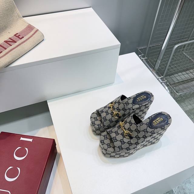 高品质出厂 ！顶级品质 Gucci古琦家25春季新款经典老花布五金扣防水台坡跟拖鞋！ 防水台恨天高趾露凉鞋系列奢侈的品牌持加，具有超辨高识度 此系列演绎全新时尚