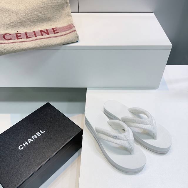 高品质出厂 ！顶级品质Chanel 香奈儿25春夏小香新款坡跟夹脚人字拖鞋！ 限量原版第一时间购入定制！全部材料1：1定制，这一系列这真的是绝了怎么会这么美毛呢