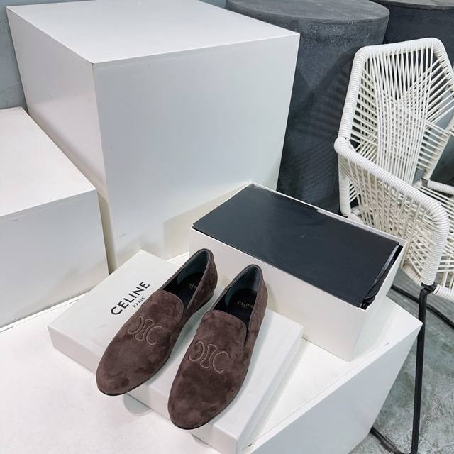 高品质出厂 ！顶级品质Celine赛琳25春夏麂皮电绣凯越门Logo复古中性乐福鞋单鞋！巨修身脚型！ 春夏最新爆款 乐福鞋 上新这一季的赛琳真的是开了挂、太有特