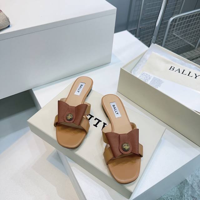 高品质出厂 ！顶级品质Bally 2025春夏新款时尚织带蝴蝶结扣饰粗跟平底拖鞋凉鞋系列 款式新颖别致，采用方形头型设计 配以最新Bally 字母扣搭设计突出品