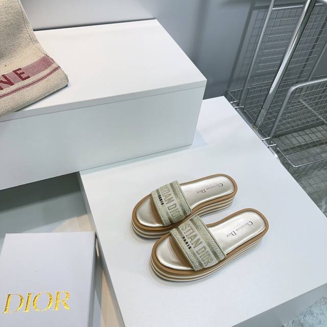 高品质出厂 ！顶级品质 Dior迪奥2025春夏新款松糕厚底简易拖鞋！ 1:1原版复刻 各路时尚博主刷爆小红书！超时髦又充满高级感的单品！鞋面饰以 Christ