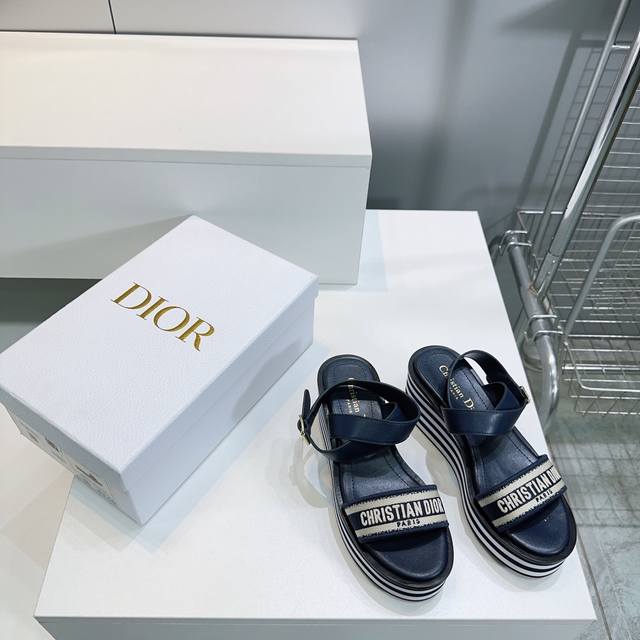 高品质出厂 ！顶级品质 Dior迪奥25春夏新品松糕厚底坡跟一字带凉鞋！来自 Dioriviera 限定系列，设计时尚休闲。鞋面采用自然海蓝色棉质材料精心制作，