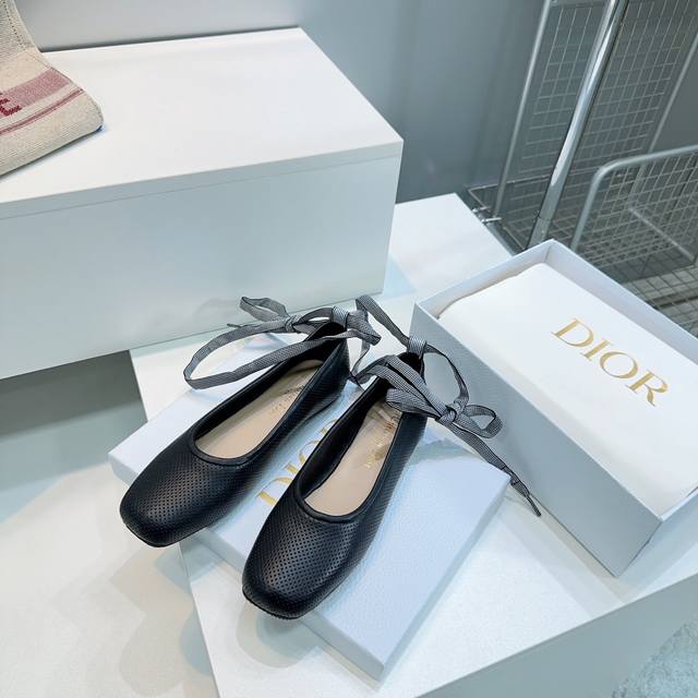 高品质出厂 ！顶级品质Dior 迪奥25春夏新品平底小方头绑带玛丽珍单鞋！冲孔透气 法式浪漫与时髦 简直美上天了 一如既往贴合脚型的高舒适度 搭配双绑带增加了精