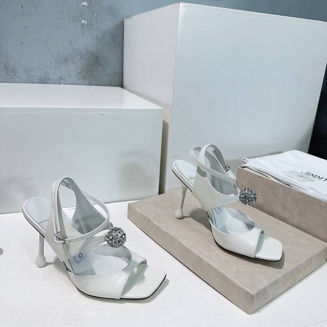 高品质出厂 ！顶级品质 Jimmy Choo｜Jc 吉米周2025春夏新款水晶球配饰方头高跟凉鞋！ 优雅大气 原版套楦，完美的线条，简约大气上脚显气质粗跟舒适百