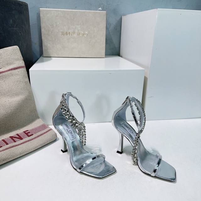高品质出厂 ！顶级品质Jimmy Choo 2025春夏水晶钻链条配饰高跟方头凉鞋！爆款 适合任何高档场合，美到炸的款 澳大利亚尖头镶钻系列、简直是美上天了，爱