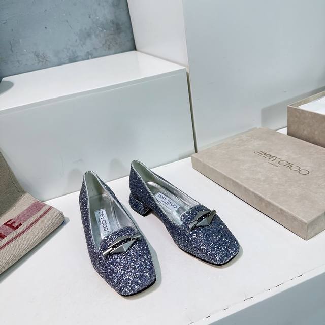 高品质出厂 ！顶级品质Jimmychoo25Aw春夏新品小方跟方头钻扣五金扣单鞋！ Jc小方头的芭蕾鞋来了 这次设计加上一根大防扣。 超美超柔软的玛丽珍平底鞋