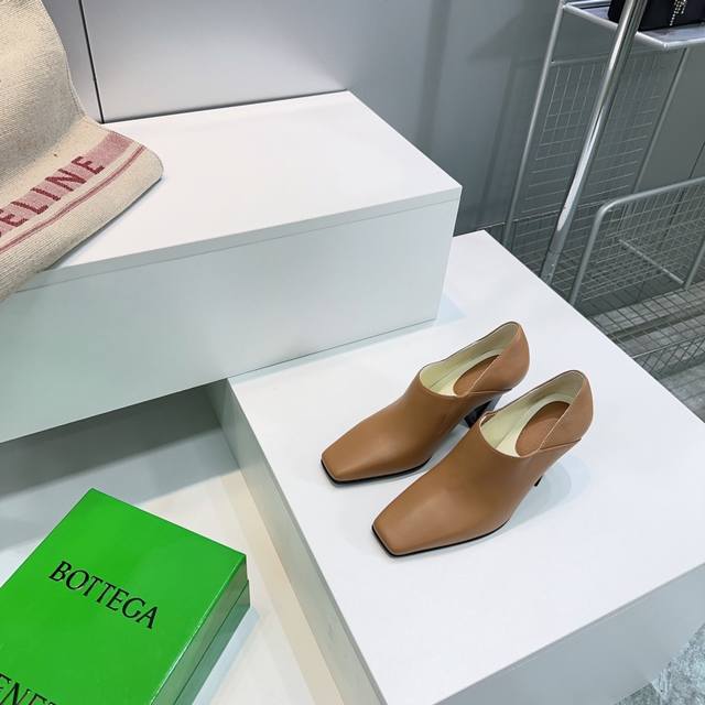 高品质出厂 ！顶级品质Bv Bottega Veneta葆蝶家25春夏爆款石头纹粗跟小方头单鞋跟鞋！ 对标对版 楦型原版一致 请对比官图 原版石头纹牛皮材质 对